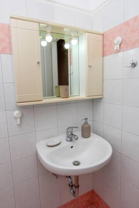 κεντρικό κομψό ήσυχο στούντιο. Apartment